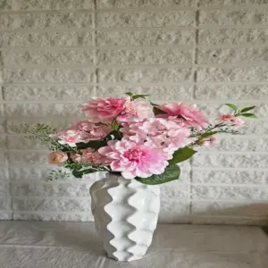 Vaaleanpunainen silkkikukkakimppu valkoinen designmaljakko Linnea Collection