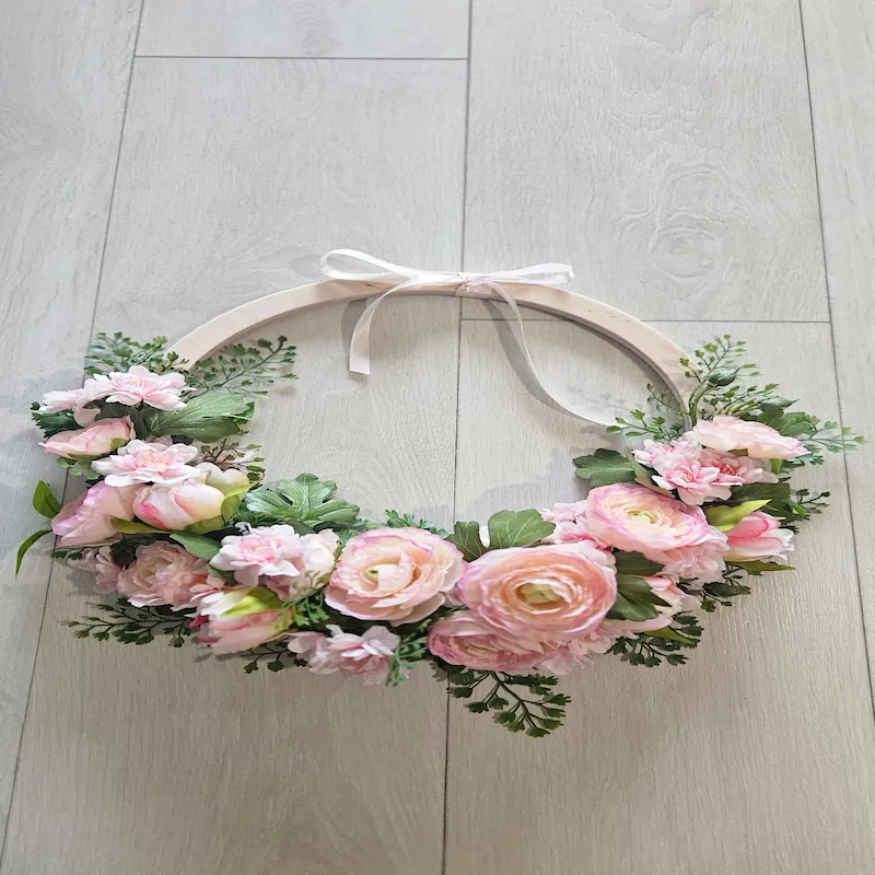 Vaaleanpunainen silkkikukkakranssi vanerikehikko 40cm Linnea Collection